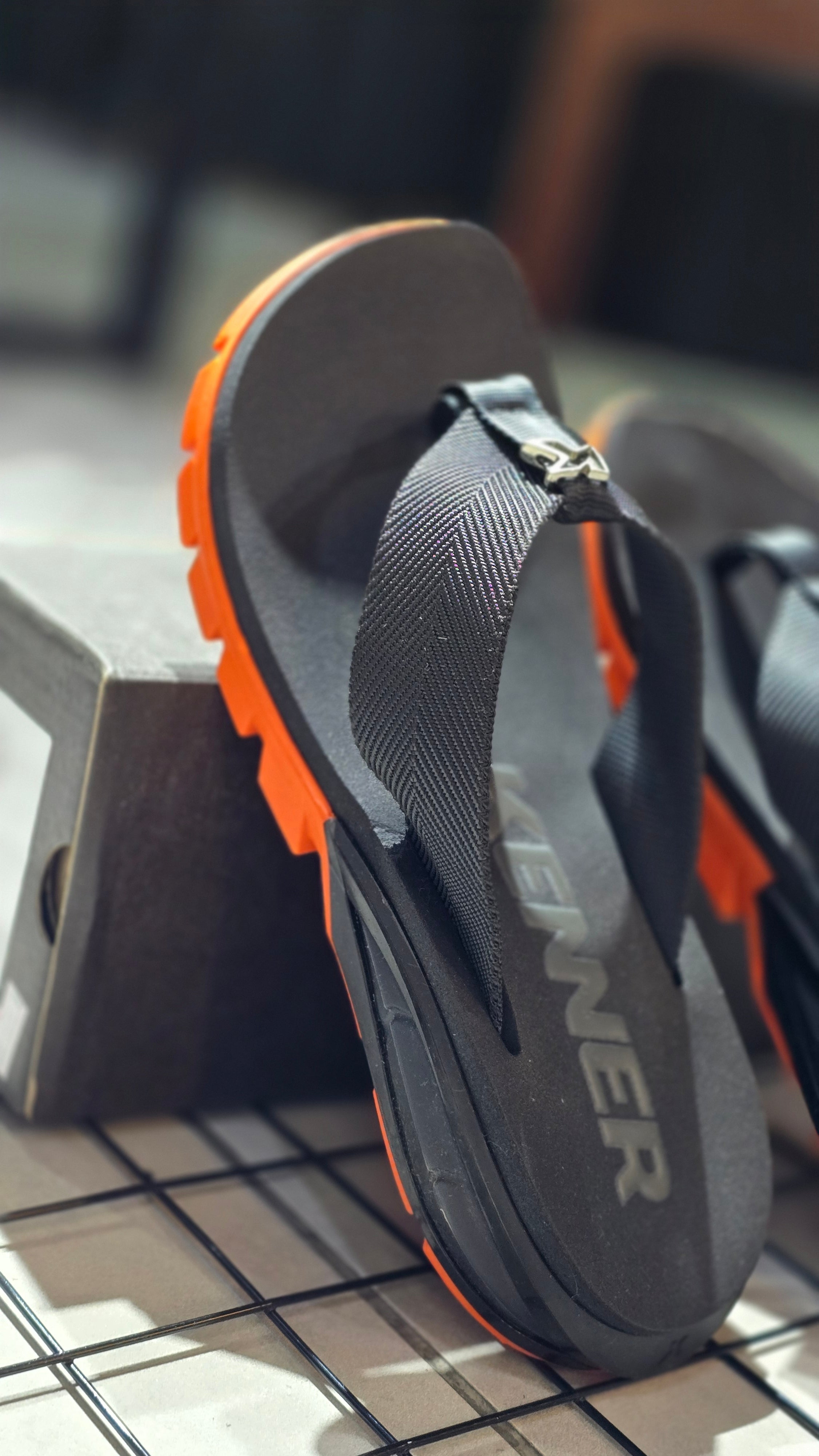 Chinelo Kenner Masculino Orak Edição 2026 Preto com Solado Laranja