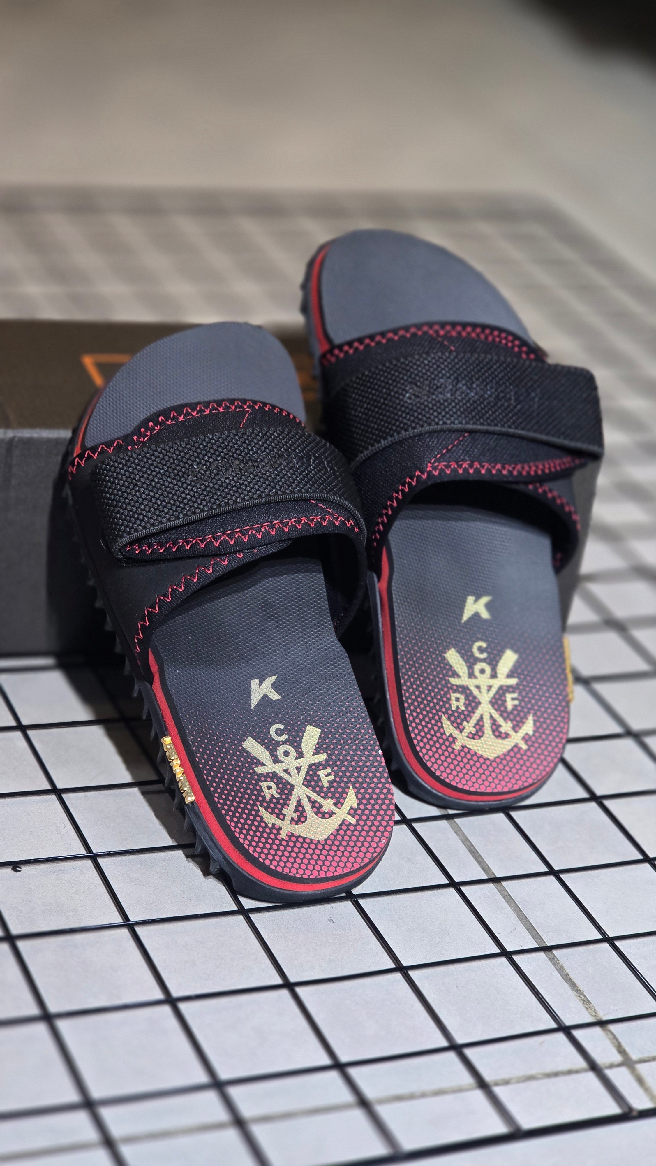 Chinelo Kenner Masculino Kivah Slide Edição 2026 Flamengo Retrô Preto e Vermelho