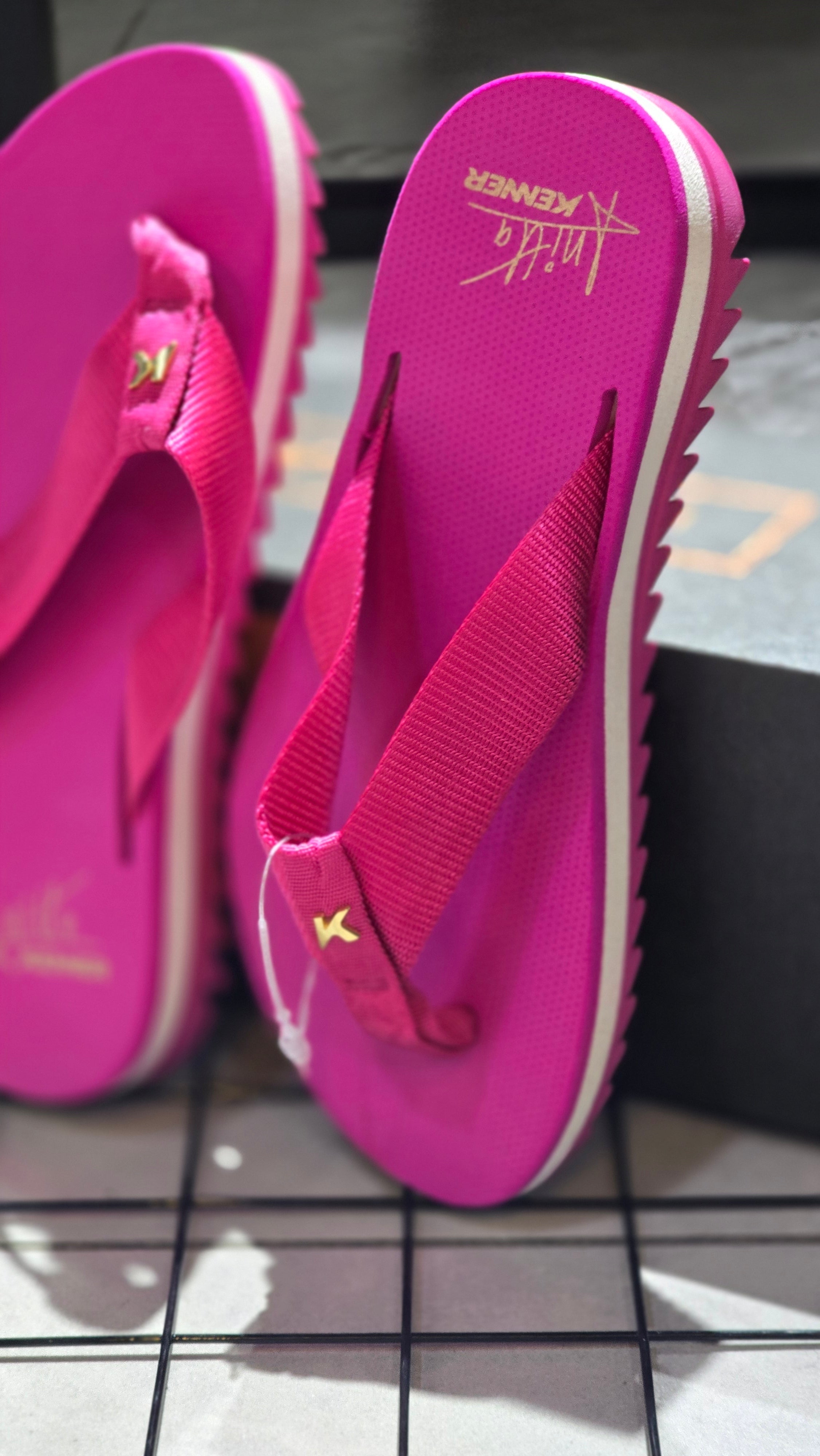 Chinelo Kenner Feminino Collab Anitta Rosa Pink com Pin Dourado