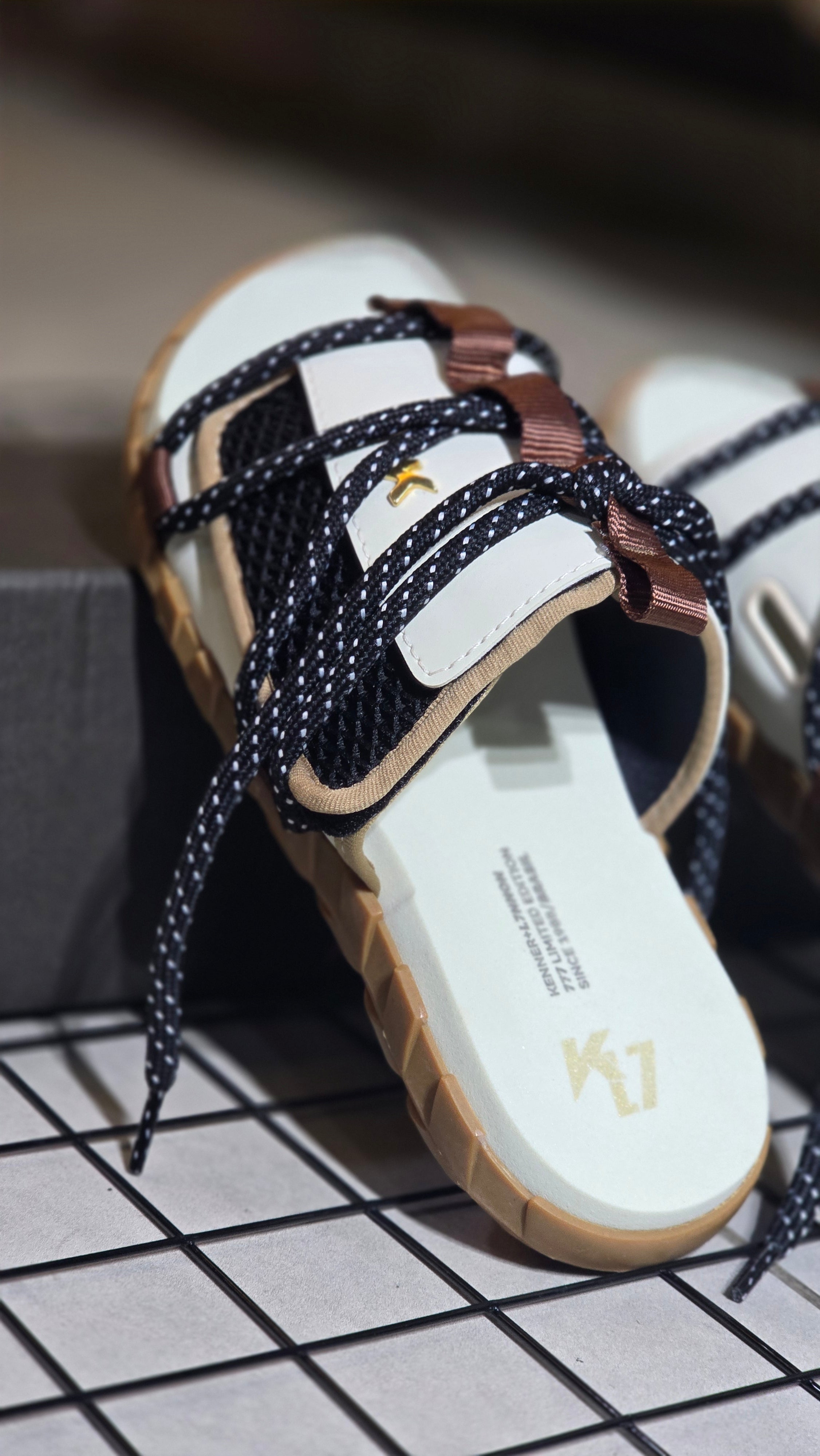 Chinelo Kenner Masculino Megah K7 Edição Limitada Branco e Caramelo com Cadarços